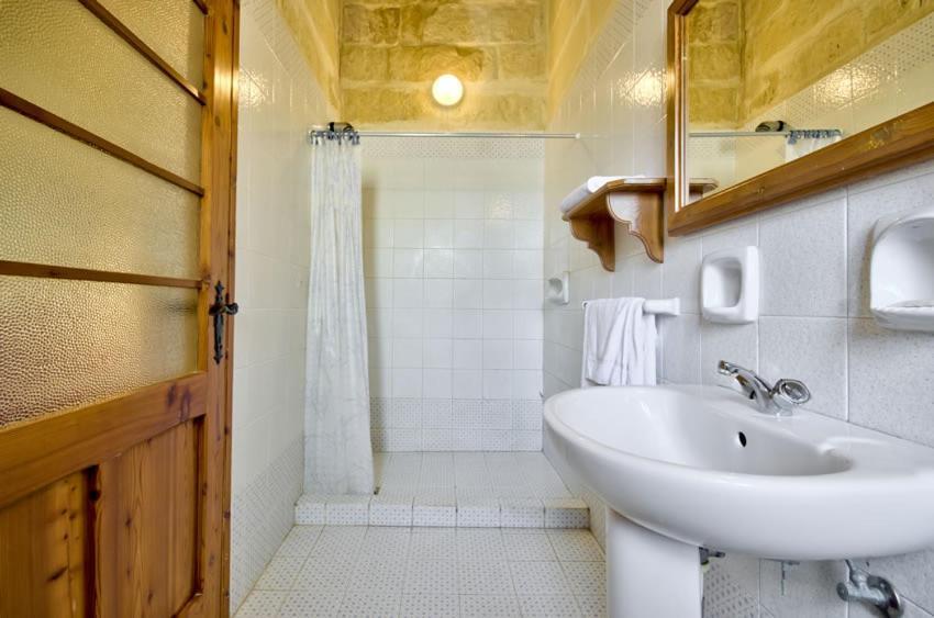 Farmhouse Razzett Cora Victoria Luaran gambar